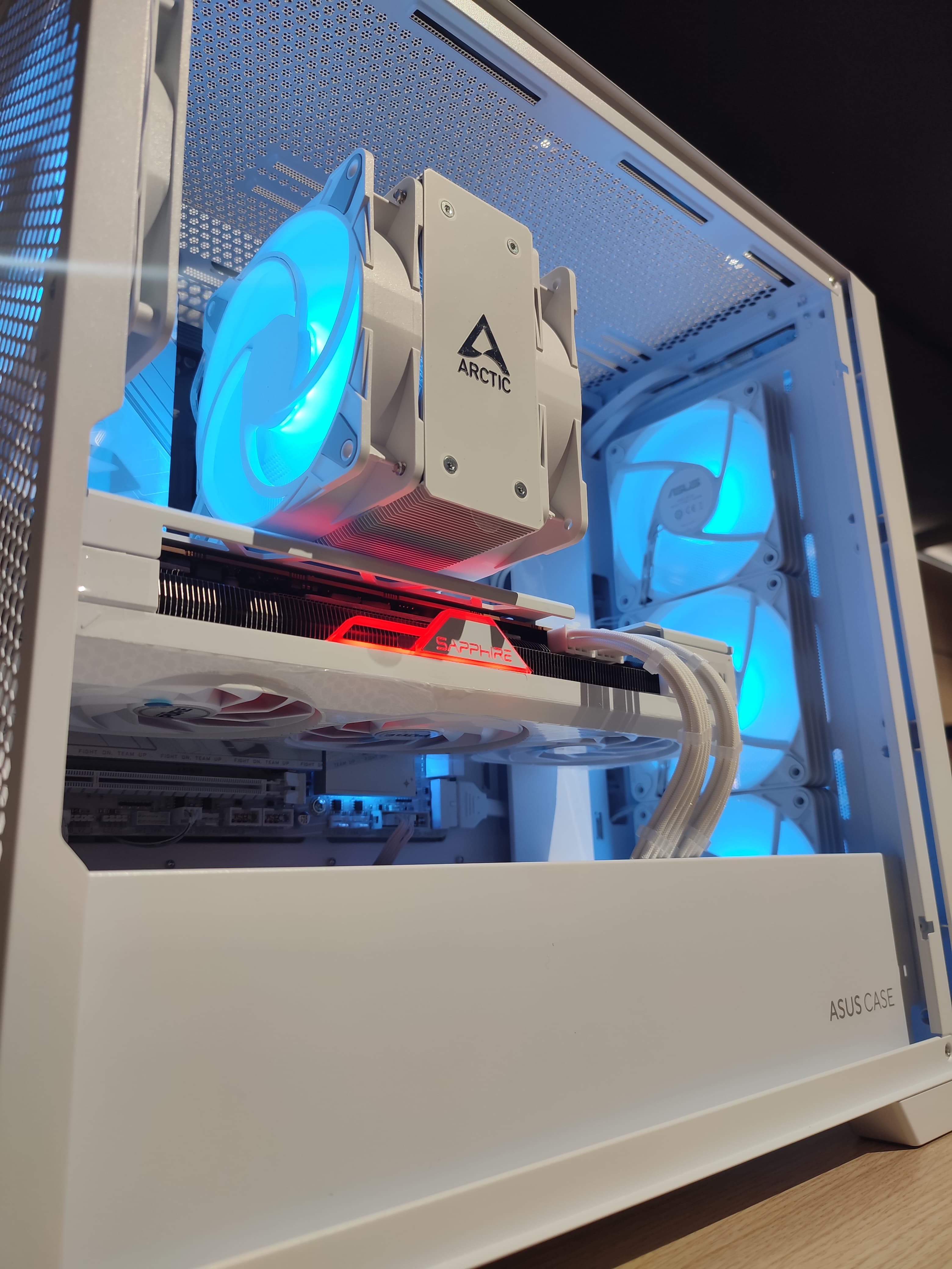 Vulcan Series , RX 7800 XT 16GB GDDR6 , AMD Ryzen 7 9700X , 32GB DDR5 RAM , 1TB NVMe Gen4 SSD - Albagame