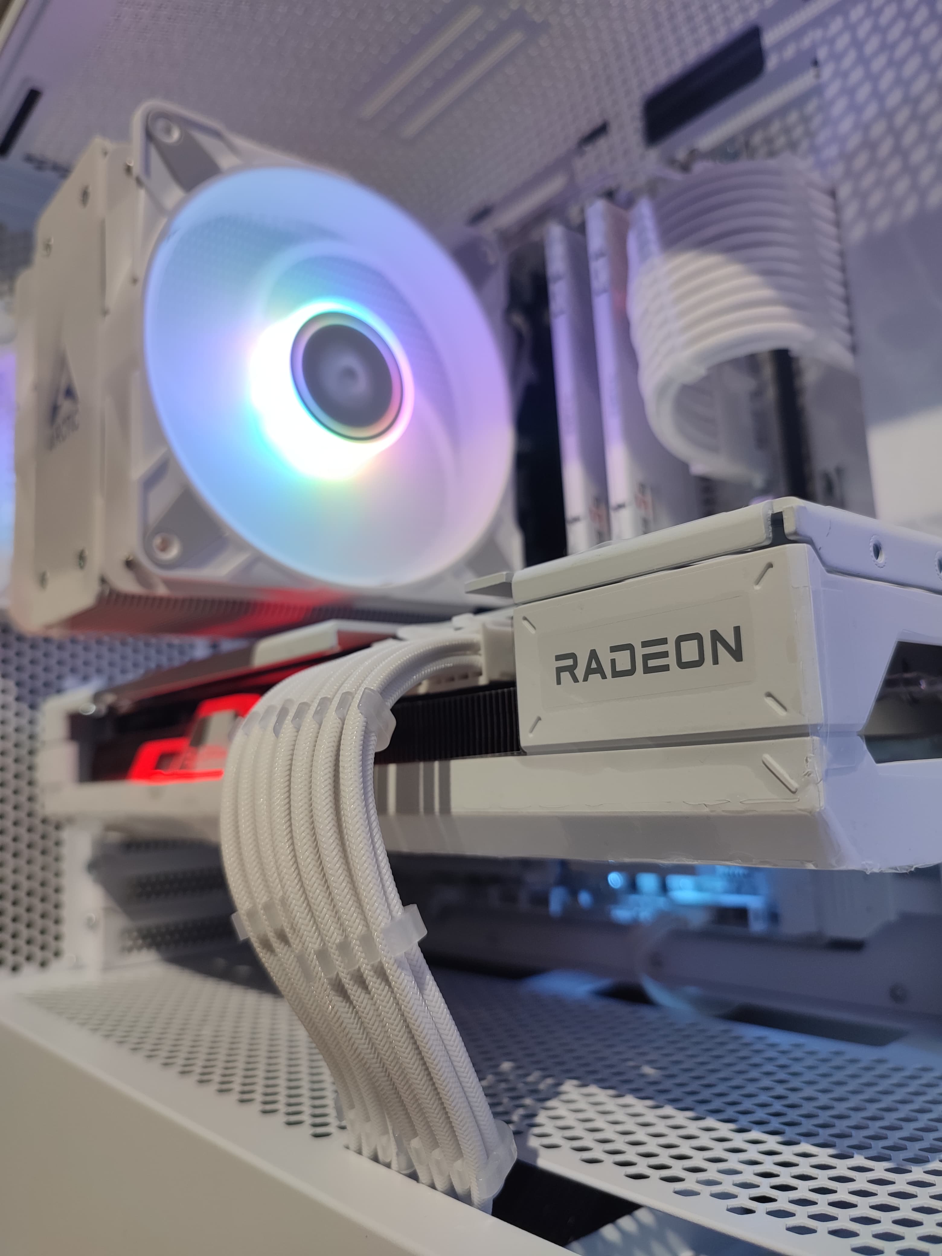 Vulcan Series , RX 7800 XT 16GB GDDR6 , AMD Ryzen 7 9700X , 32GB DDR5 RAM , 1TB NVMe Gen4 SSD - Albagame